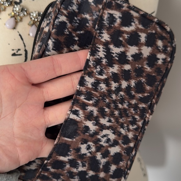 Old Navy-Cheetah Waist Bag - Picture 5 of 7